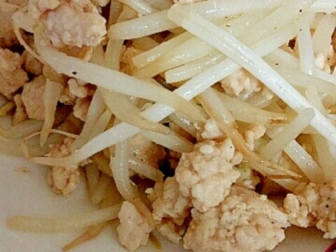 鶏ひき肉ともやしのにんにく醤油炒め